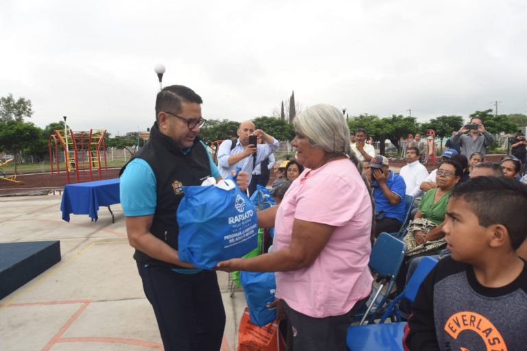Entrega del Programa Alimentario del Adulto Mayor (1)