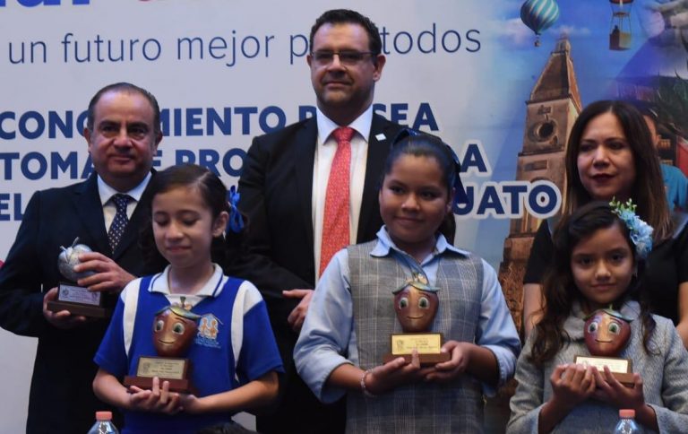 Entrega de Presea Fresa Platino (2)