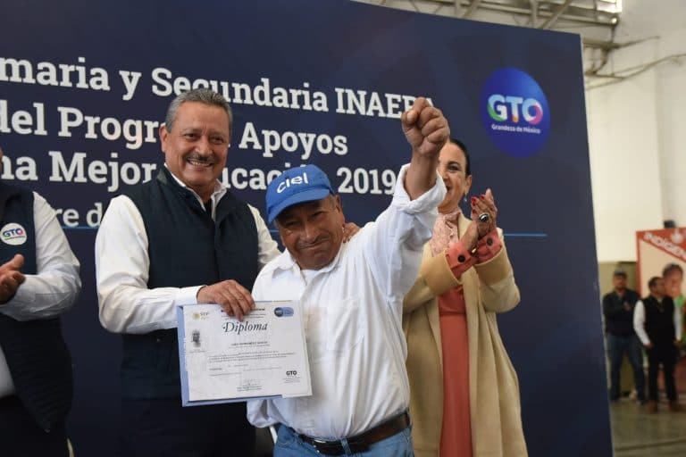 Entrega de Certificados y Becas (1)