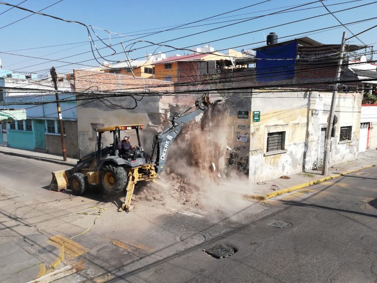DERRUMBAN VIVIENDA EN ZONA CENTRO (2)