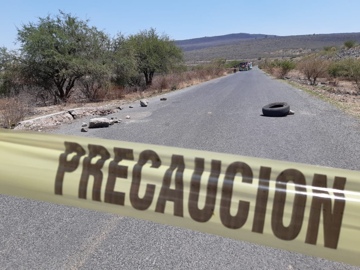 APARICIÓN DE SOCAVÓN REQUIERE CIERRE DE CARRETERA ESTATAL AL CONEJO (3)