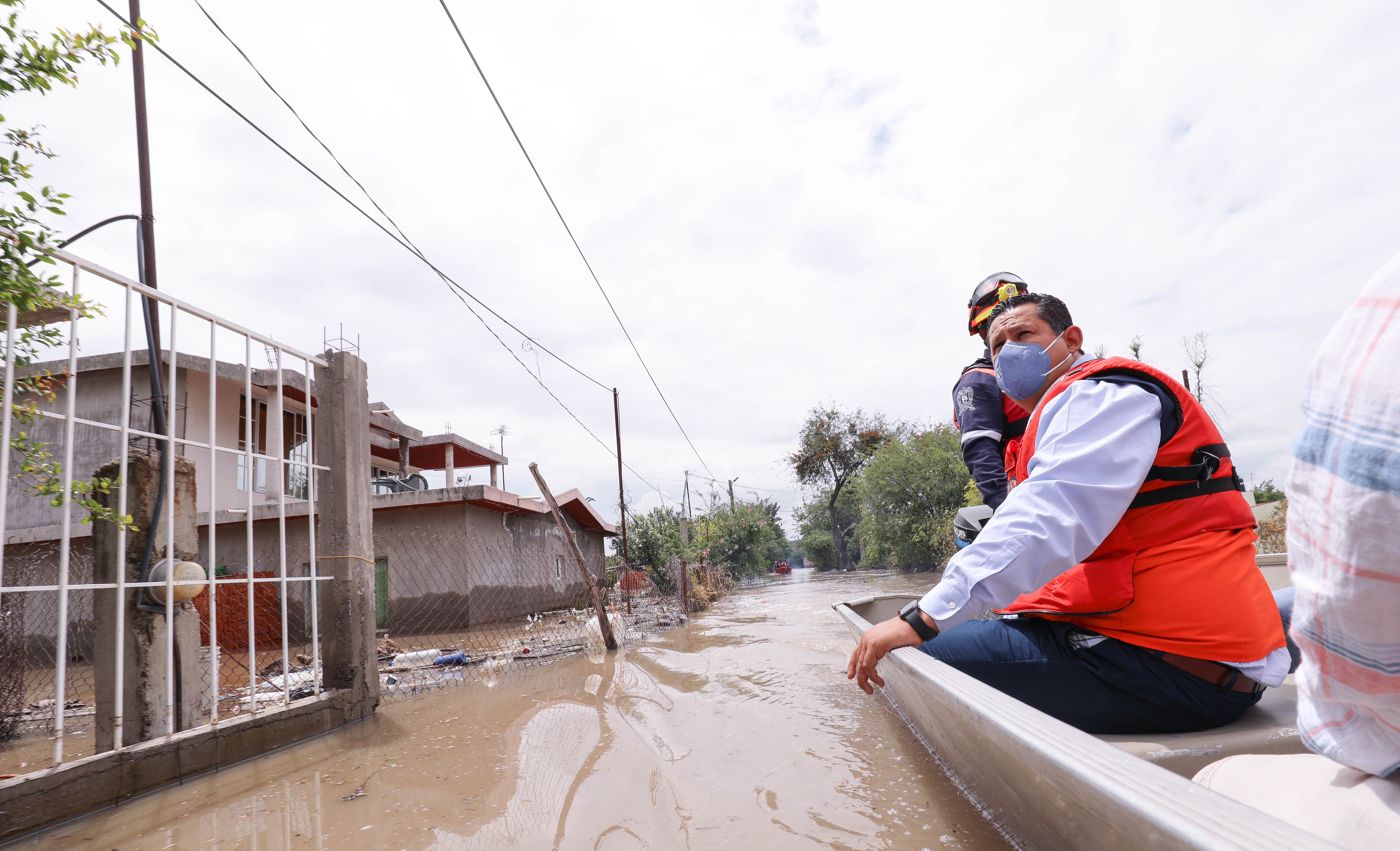 Recorre Gobernador zonas afectadas por inundaciones en Abasolo. 1