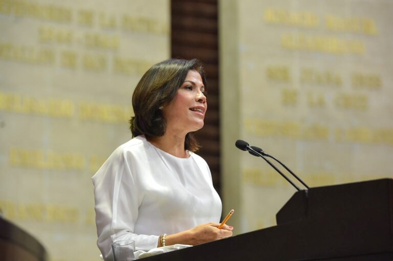 Itzel Balderas en tribuna (2)