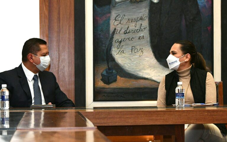 Suman Esfuerzos para Brindar Servicios de Salud (2)