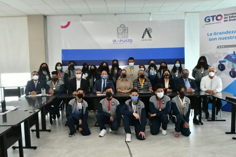 Reconocen a ganadores de torneo de robótica (1)