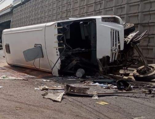 Cae camión de personal de puente vehicular en el acceso a Cortazar 1