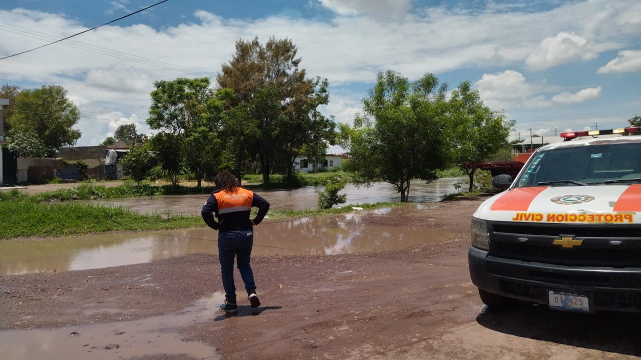 Atiende Protección Civil desbordamiento de dren en comunidad El Divisador. 1