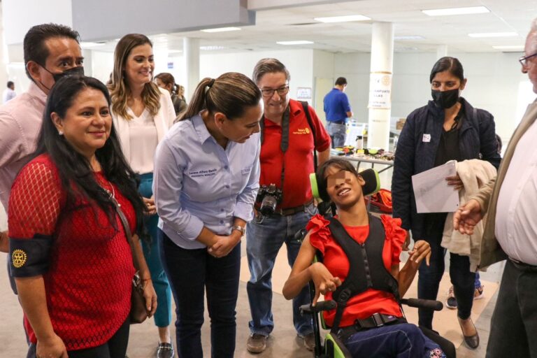 ENTREGAN SILLAS DE RUEDAS A PERSONAS CON DISCAPACIDAD (1)