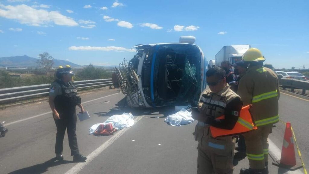 Dos muertos y más de 20 heridos en volcadura de camión de pasajeros en la carretera Silao-León. 2