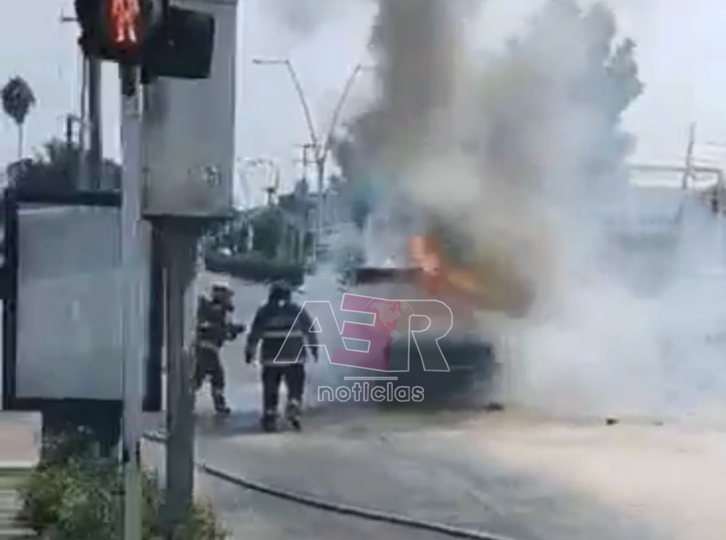 Se incendia camioneta en el boulevard Los Reyes frente a clínica del IMSS 1