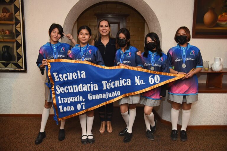 RECONOCEN A CAMPEONAS DE ROBÓTICA (4)