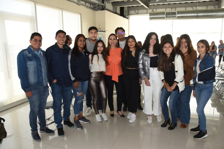 Destacan Importancia de la Mujer en la Política (2)