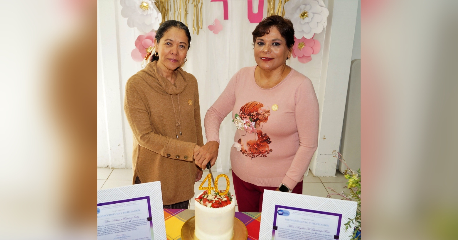 Adriana y Angélica M. Guadalupe, fueron distinguidas por su trayectoria docente a nivel preescolar. 1