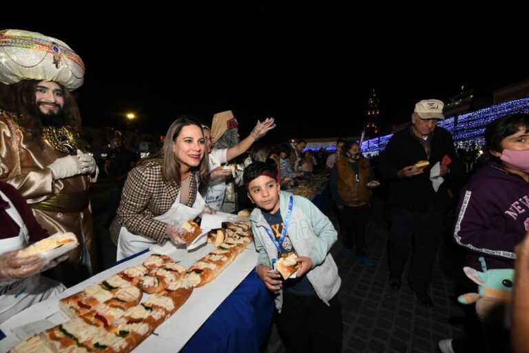 DISFRUTAN DE LA TRADICIONAL ROSCA DE REYES (7)