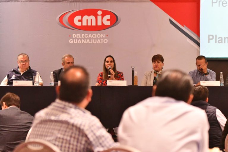 PRESENTAN PLA DE OBRA PÚBLICA A CONSTRUCTORES (5)