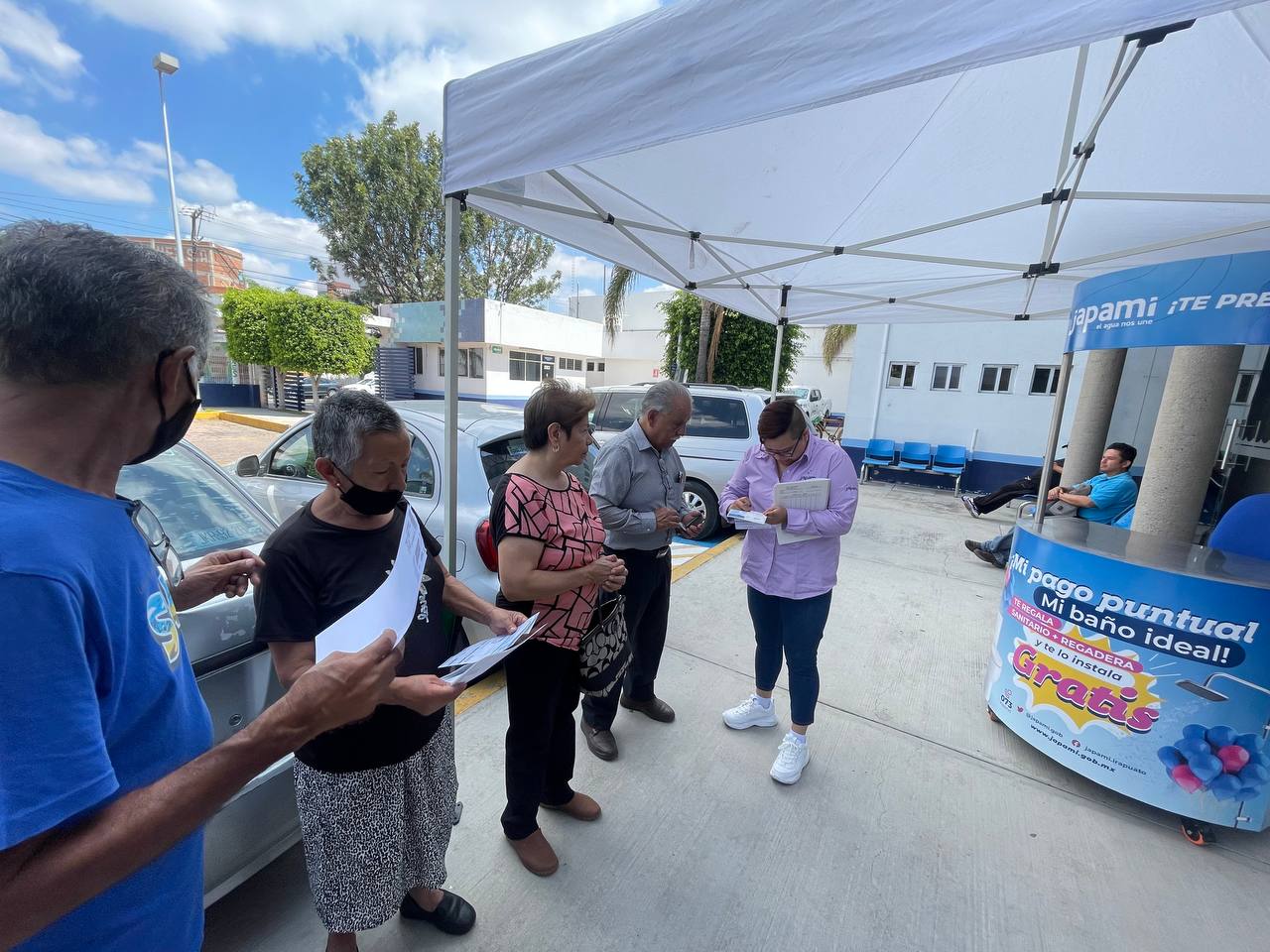 REGALAN REGADERAS Y SANITARIOS AHORRADORES A USUARIOS CUMPLIDOS (4)