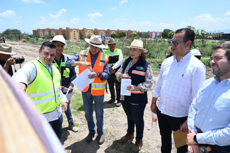 Supervisan Construcción de Puente Peatonal (5)