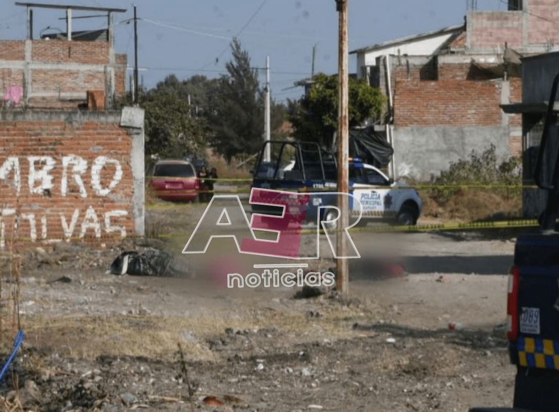 Dejan dos cuerpos encobijados en terreno baldío